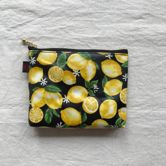 レモンのついた小物入れ