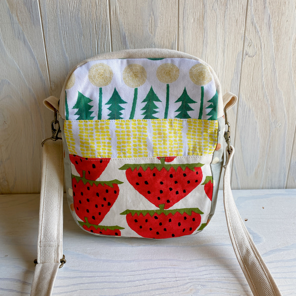 斜め掛けのショルダーバック＊ポーチにもなります（いちご×ちょうちょ