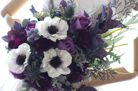 〈送料無料〉紫アネモネ　バラ　ボリューム　クラッチブーケ ブートニア付　 2枚目の画像