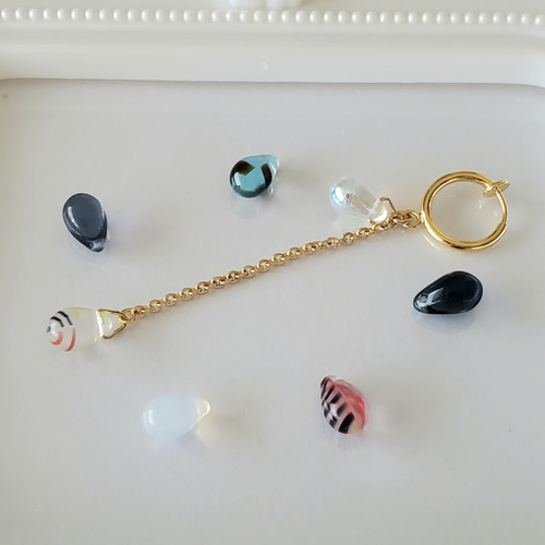 にゃんこピアス☆チェコガラス☆白猫☆レジン☆猫ジュエリー 猫