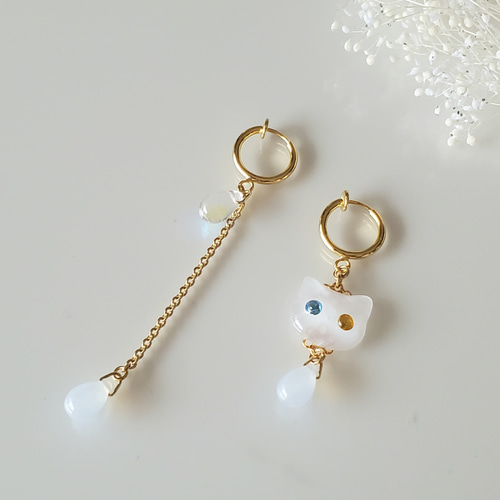 にゃんこピアス☆チェコガラス☆白猫☆レジン☆猫ジュエリー 猫