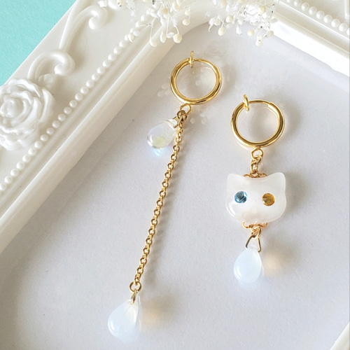 にゃんこピアス☆チェコガラス☆白猫☆レジン☆猫ジュエリー 猫