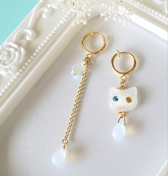 にゃんこピアス☆チェコガラス☆白猫☆レジン☆猫ジュエリー 猫
