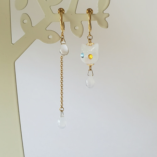 にゃんこピアス☆チェコガラス☆白猫☆レジン☆猫ジュエリー 猫