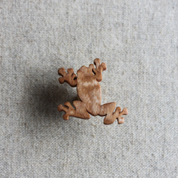 カエル木製ピンブローチ・タイタック 2枚目の画像