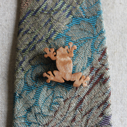 カエル木製ピンブローチ・タイタック 10枚目の画像