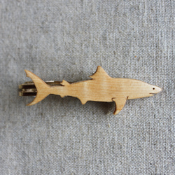 ホオジロザメ木製ネクタイピン 2枚目の画像