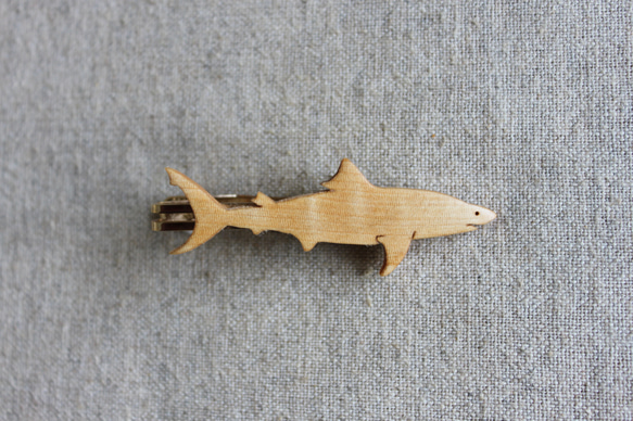 ホオジロザメ木製ネクタイピン 2枚目の画像