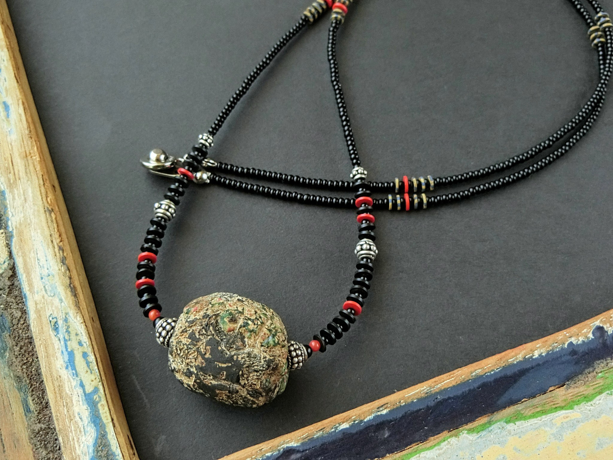 イスラム玉とインドシルバー、レコード盤のロングネックレス 6,794円