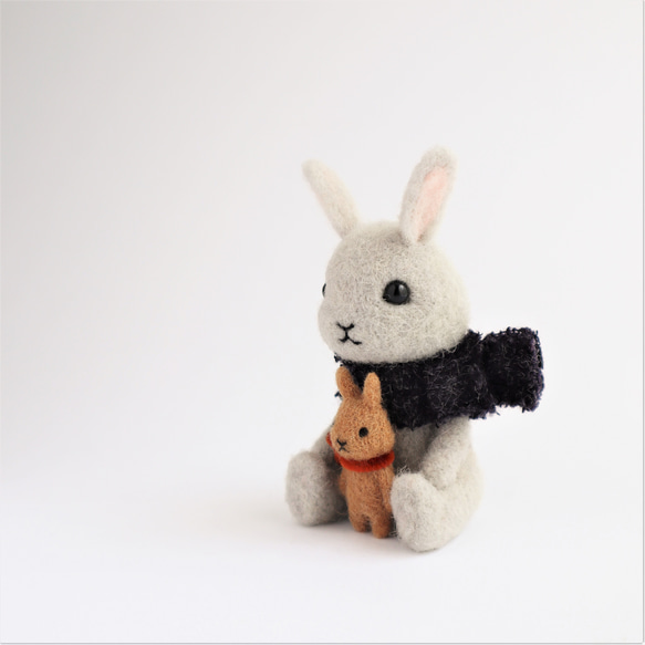 羊毛フェルト人形　ウサギ灰（座り・小さな友達と） 3枚目の画像