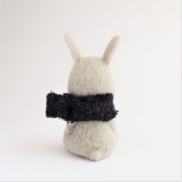 羊毛フェルト人形　ウサギ灰（座り・小さな友達と） 6枚目の画像