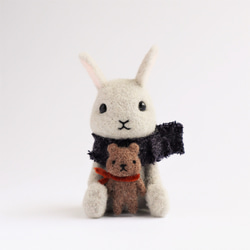 羊毛フェルト人形　ウサギ灰（座り・小さな友達と） 7枚目の画像