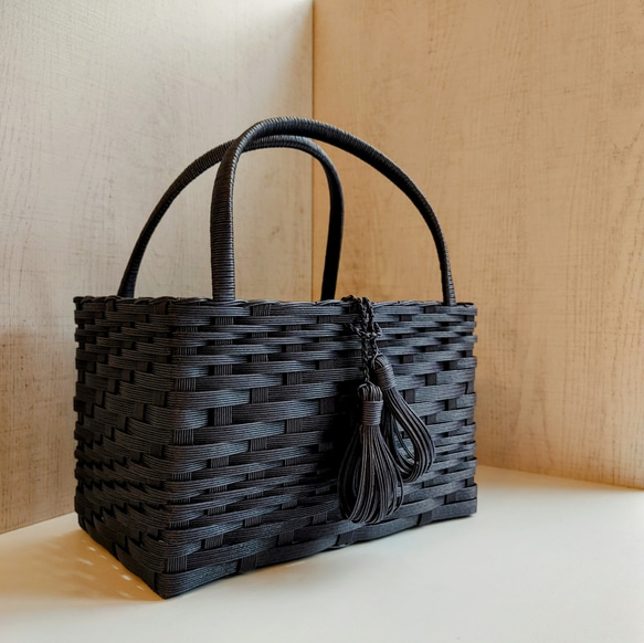 アケビのかごバッグ（藍染のフリンジ付き）