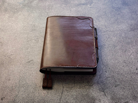 【手縫】チョコ本革B6手帳カバー（角飾り）2本しおり付（バタフライストッパー） 2枚目の画像