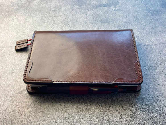 【手縫】チョコ本革B6手帳カバー（角飾り）2本しおり付（バタフライストッパー） 3枚目の画像