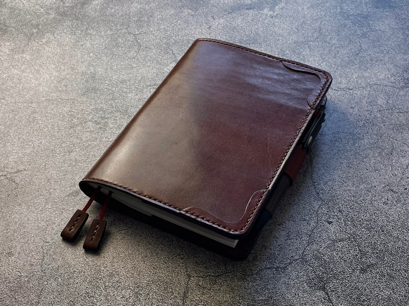 【手縫】チョコ本革B6手帳カバー（角飾り）2本しおり付（バタフライストッパー） 1枚目の画像