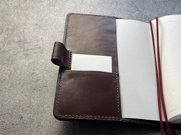 【手縫】チョコ本革B6手帳カバー（角飾り）2本しおり付（バタフライストッパー） 7枚目の画像