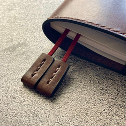 【手縫】チョコ本革B6手帳カバー（角飾り）2本しおり付（バタフライストッパー） 5枚目の画像