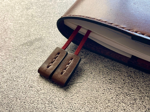 【手縫】チョコ本革B6手帳カバー（角飾り）2本しおり付（バタフライストッパー） 5枚目の画像