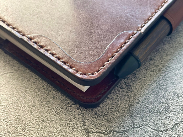 【手縫】チョコ本革B6手帳カバー（角飾り）2本しおり付（バタフライストッパー） 4枚目の画像