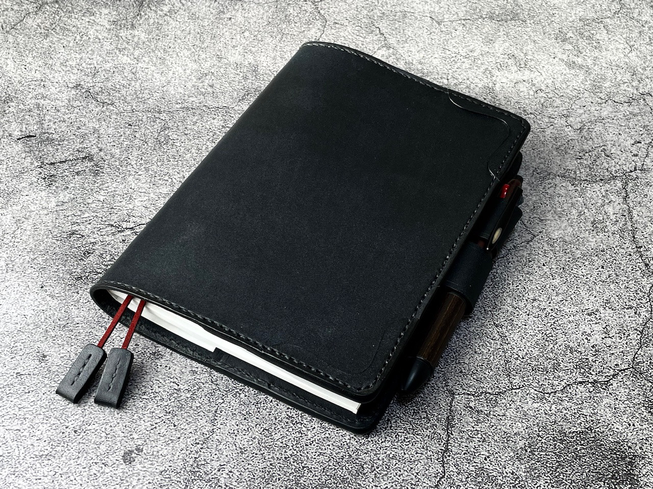 【手縫】黒本革B6手帳カバー（角飾り）2本しおり付（バタフライストッパー）