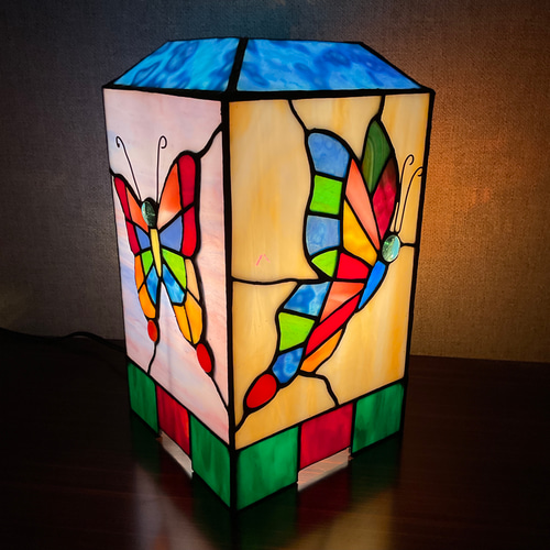 蝶とクジラの四面ランプ ステンドグラス スタンドライト・テーブル