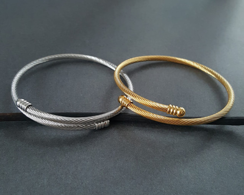 【極美品】4連ワイヤー　シルバーバングル 0467425c7258b2b5294b6b43727dd7