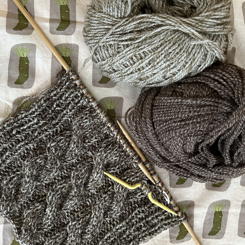 ケーブル編みのマフラー・ブラウン杢調 マフラー・ストール（メンズ