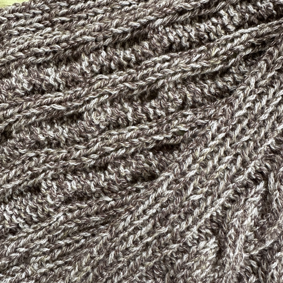 ケーブル編みのマフラー・ブラウン杢調 4枚目の画像