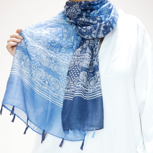 ブルーとネイビーのバンダナ柄 やわらか大判ストール ギフト