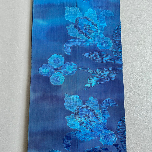 帯のタペストリー 深い海の青に咲く花々 着物リメイク インテリア