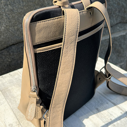 <50%OFFSALE>【カードケース付き コの字デザインジッパーリュックR】レザーリュック（本革）BEIGE 13枚目の画像