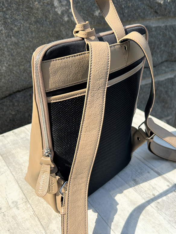 <50%OFFSALE>【カードケース付き コの字デザインジッパーリュックR】レザーリュック（本革）BEIGE 13枚目の画像