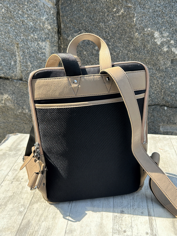 <50%OFFSALE>【カードケース付き コの字デザインジッパーリュックR】レザーリュック（本革）BEIGE 12枚目の画像