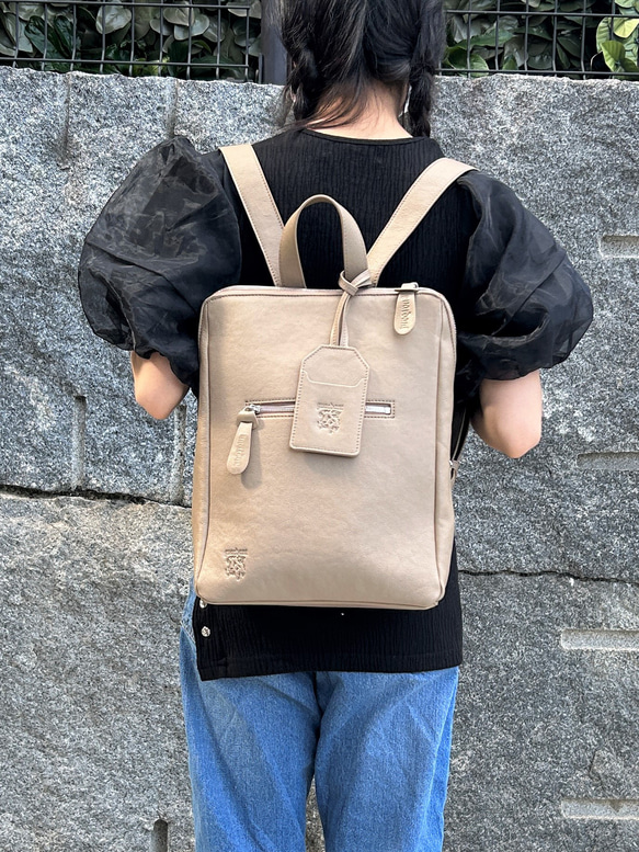 <50%OFFSALE>【カードケース付き コの字デザインジッパーリュックR】レザーリュック（本革）BEIGE 2枚目の画像
