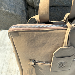 <50%OFFSALE>【カードケース付き コの字デザインジッパーリュックR】レザーリュック（本革）BEIGE 10枚目の画像