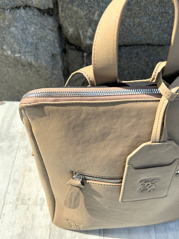 <50%OFFSALE>【カードケース付き コの字デザインジッパーリュックR】レザーリュック（本革）BEIGE 10枚目の画像