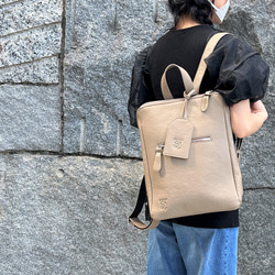 <50%OFFSALE>【カードケース付き コの字デザインジッパーリュックR】レザーリュック（本革）BEIGE 3枚目の画像