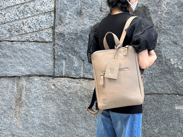 <50%OFFSALE>【カードケース付き コの字デザインジッパーリュックR】レザーリュック（本革）BEIGE 3枚目の画像
