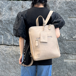 <50%OFFSALE>【カードケース付き コの字デザインジッパーリュックR】レザーリュック（本革）BEIGE 1枚目の画像