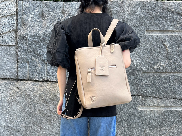 <50%OFFSALE>【カードケース付き コの字デザインジッパーリュックR】レザーリュック（本革）BEIGE 1枚目の画像