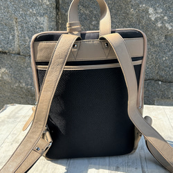 <50%OFFSALE>【カードケース付き コの字デザインジッパーリュックR】レザーリュック（本革）BEIGE 11枚目の画像