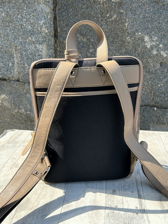 <50%OFFSALE>【カードケース付き コの字デザインジッパーリュックR】レザーリュック（本革）BEIGE 11枚目の画像