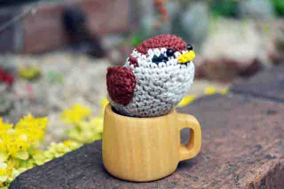 コットン糸で編んだ子すずめの編みぐるみといちょうの木のマグカップ 2枚目の画像