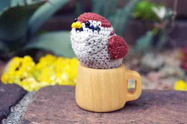 コットン糸で編んだ子すずめの編みぐるみといちょうの木のマグカップ