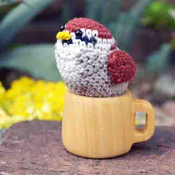 コットン糸で編んだ子すずめの編みぐるみといちょうの木のマグカップ 1枚目の画像