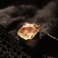 【025 Poppy Collection】 オレゴンサンストーン 鉱物原石 SV925チェーンイヤーカフ 天然石 3枚目の画像