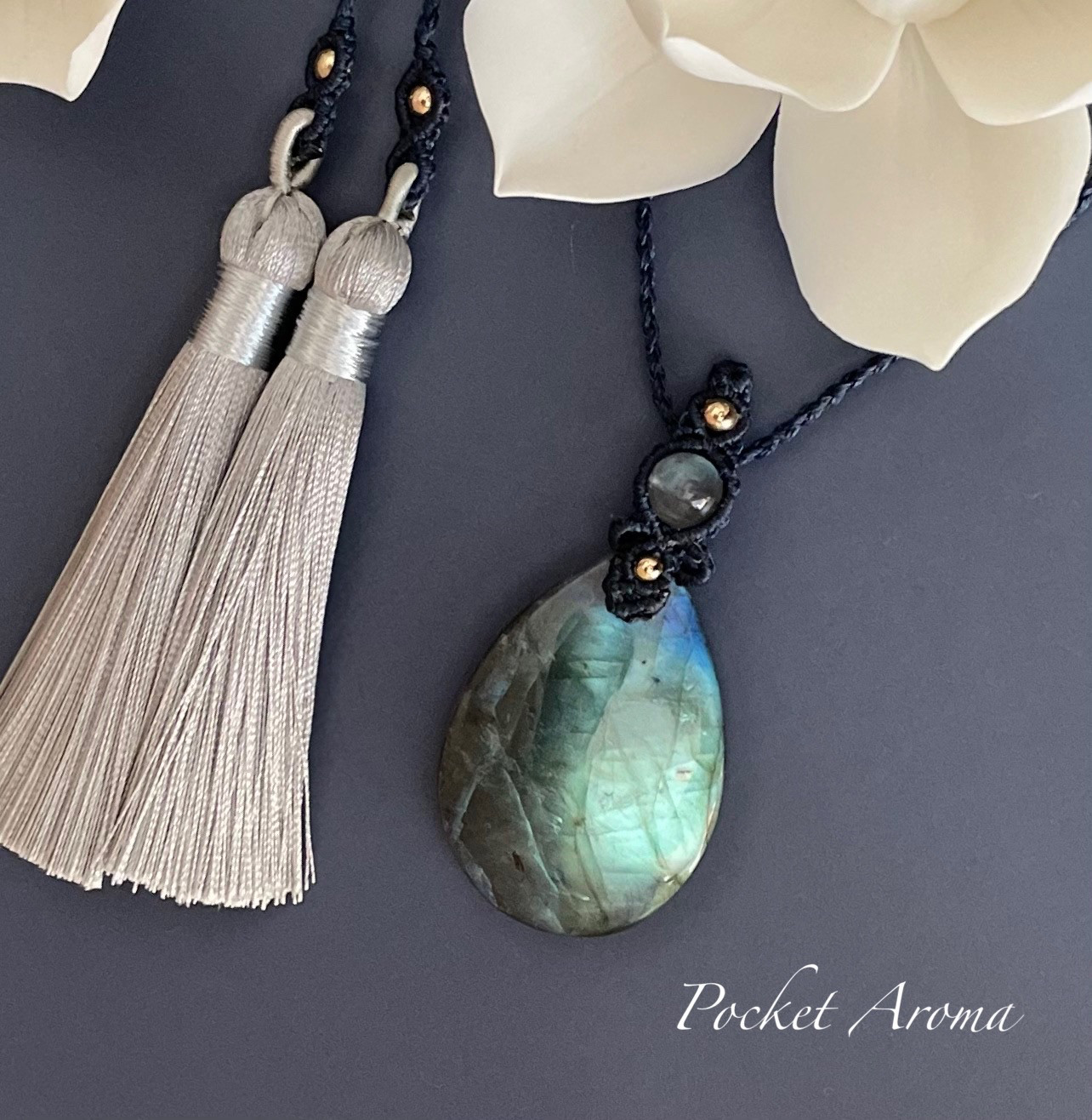 『銀翼』大きなラブラドライトのマクラメペンダントネックレス