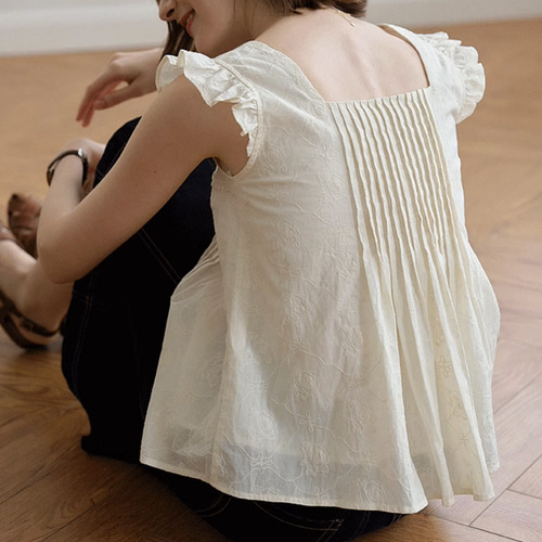 ジャガード生地 ノースリーブ ピンタック入りブラウス フリル