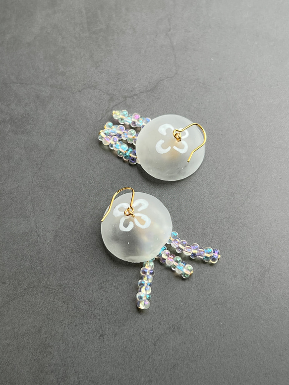 レジンで作ったクラゲのピアス イヤリング　ミズクラゲ　くらげ　ミニチュア 2枚目の画像